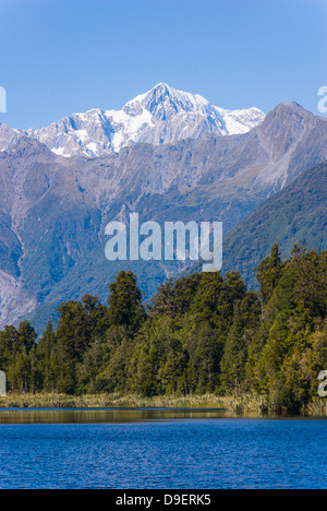 Aoraki/Mount Cook (3754m) ist der höchste Berg in Neuseeland und ist hier vom Lake Matheson, in der Nähe von Fox-Gletscher zu sehen. Stockfoto