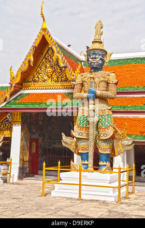 Ein Yaksha, ein Thai mythologische Dämon, der Wat Phra Kaeo Tempelanlage in Bangkok, Thailand. Stockfoto