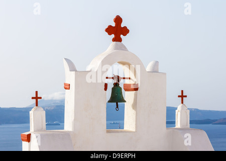 Traditionelle weiße Glockenturm in Oia, Santorini in Griechenland Stockfoto