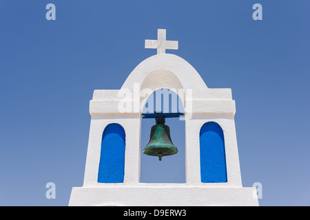 Traditionelle weiße Glockenturm in Oia, Santorini in Griechenland Stockfoto