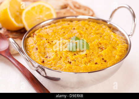 Dhal Indian Food - ein Balti Gericht gefüllt mit leckeren indische Dhal oder dal mit Naan-Brot und Zitrone im Hintergrund. Stockfoto