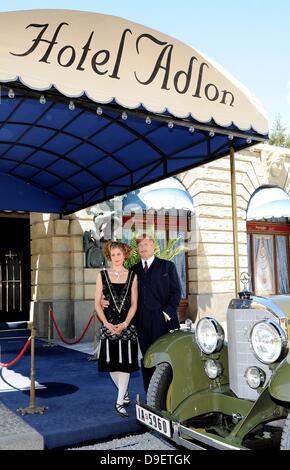 Sterben, Schauspieler Heino Ferch (als Hotelerbe Louis Adlon) Und Marie Bäumer (als Seine Ehefrau Hedda) Stehen bin Mittwoch (01.08.2012) in Den Bavaria Studios in München (Oberbayern) Bei Dreharbeiten Zu Dem ZDF-Dreiteiler "Das Adlon: Ein Hotel. Zwei Familien. Drei unermüdliches. "Vor der Nachgebauten Adlon-Fassade. Der Historienfilm, der Voraussichtlich Im Frühjahr 2012 Gesendet Werden Soll, wurde Die Schicksalshafte Verbindung Zweier Familien Über Vier Generationen. Foto: Ursula Düren Dpa/lby Stockfoto