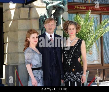 Schauspieler (l-R) Josefine Preuß sterben (als Sonja Schadt), Heino Ferch (als Hotelerbe Louis Adlon) Und Marie Bäumer (als Seine Ehefrau Hedda) Stehen bin Mittwoch (01.08.2012) in Den Bavaria Studios in München (Oberbayern) Bei Dreharbeiten Zu Dem ZDF-Dreiteiler "Das Adlon: Ein Hotel. Zwei Familien. Drei unermüdliches. "Vor der Nachgebauten Adlon-Fassade. Der Historienfilm, der Voraussichtlich Im Frühjahr 2012 Gesendet Werden Soll, wurde Die Schicksalshafte Verbindung Zweier Familien Über Vier Generationen. Foto: Ursula Düren Dpa/lby Stockfoto