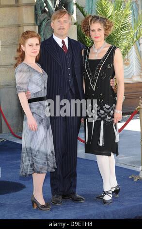 Schauspieler (l-R) Josefine Preuß sterben (als Sonja Schadt), Heino Ferch (als Hotelerbe Louis Adlon) Und Marie Bäumer (als Seine Ehefrau Hedda) Stehen bin Mittwoch (01.08.2012) in Den Bavaria Studios in München (Oberbayern) Bei Dreharbeiten Zu Dem ZDF-Dreiteiler "Das Adlon: Ein Hotel. Zwei Familien. Drei unermüdliches. "Vor der Nachgebauten Adlon-Fassade. Der Historienfilm, der Voraussichtlich Im Frühjahr 2012 Gesendet Werden Soll, wurde Die Schicksalshafte Verbindung Zweier Familien Über Vier Generationen. Foto: Ursula Düren Dpa/lby Stockfoto