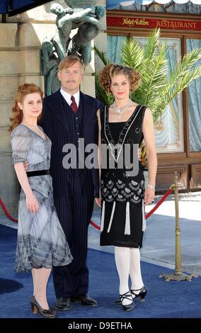 Schauspieler (l-R) Josefine Preuß sterben (als Sonja Schadt), Heino Ferch (als Hotelerbe Louis Adlon) Und Marie Bäumer (als Seine Ehefrau Hedda) Stehen bin Mittwoch (01.08.2012) in Den Bavaria Studios in München (Oberbayern) Bei Dreharbeiten Zu Dem ZDF-Dreiteiler "Das Adlon: Ein Hotel. Zwei Familien. Drei unermüdliches. "Vor der Nachgebauten Adlon-Fassade. Der Historienfilm, der Voraussichtlich Im Frühjahr 2012 Gesendet Werden Soll, wurde Die Schicksalshafte Verbindung Zweier Familien Über Vier Generationen. Foto: Ursula Düren Dpa/lby Stockfoto