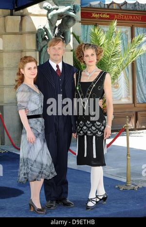 Schauspieler (l-R) Josefine Preuß sterben (als Sonja Schadt), Heino Ferch (als Hotelerbe Louis Adlon) Und Marie Bäumer (als Seine Ehefrau Hedda) Stehen bin Mittwoch (01.08.2012) in Den Bavaria Studios in München (Oberbayern) Bei Dreharbeiten Zu Dem ZDF-Dreiteiler "Das Adlon: Ein Hotel. Zwei Familien. Drei unermüdliches. "Vor der Nachgebauten Adlon-Fassade. Der Historienfilm, der Voraussichtlich Im Frühjahr 2012 Gesendet Werden Soll, wurde Die Schicksalshafte Verbindung Zweier Familien Über Vier Generationen. Foto: Ursula Düren Dpa/Lby +++(c) Dpa - Bildfunk +++ Stockfoto