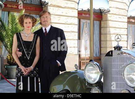 Sterben, Schauspieler Heino Ferch (als Hotelerbe Louis Adlon) Und Marie Bäumer (als Seine Ehefrau Hedda) Stehen bin Mittwoch (01.08.2012) in Den Bavaria Studios in München (Oberbayern) Bei Dreharbeiten Zu Dem ZDF-Dreiteiler "Das Adlon: Ein Hotel. Zwei Familien. Drei unermüdliches. "Vor der Nachgebauten Adlon-Fassade. Der Historienfilm, der Voraussichtlich Im Frühjahr 2012 Gesendet Werden Soll, wurde Die Schicksalshafte Verbindung Zweier Familien Über Vier Generationen. Foto: Ursula Düren Dpa/lby Stockfoto