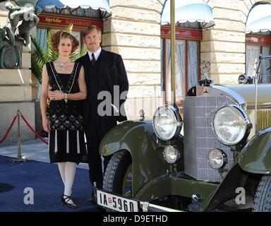 Sterben, Schauspieler Heino Ferch (als Hotelerbe Louis Adlon) Und Marie Bäumer (als Seine Ehefrau Hedda) Stehen bin Mittwoch (01.08.2012) in Den Bavaria Studios in München (Oberbayern) Bei Dreharbeiten Zu Dem ZDF-Dreiteiler "Das Adlon: Ein Hotel. Zwei Familien. Drei unermüdliches. "Vor der Nachgebauten Adlon-Fassade. Der Historienfilm, der Voraussichtlich Im Frühjahr 2012 Gesendet Werden Soll, wurde Die Schicksalshafte Verbindung Zweier Familien Über Vier Generationen. Foto: Ursula Düren Dpa/lby Stockfoto