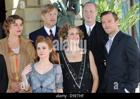 Schauspieler (l-R) Katharina Wackernagel sterben (als Margarete Loewe), Heino Ferch (Hotelerbe Louis Adlon), Josefine Preuß (als Sonja Schadt), Marie Bäumer (als Hedda Adlon), Johann von Bülow (als Sebastian von Tennen) Und Ken Duken (als Julian Zimmermann) Posieren bin Mittwoch (01.08.2012) in Den Bavaria Studios in München (Oberbayern) Bei Dreharbeiten Zu Dem ZDF-Dreiteiler "Das Adlon: Ein Hotel. Zwei Familien. Drei unermüdliches. " Der Historienfilm, der Voraussichtlich Im Frühjahr 2012 Gesendet Werden Soll, wurde Die Schicksalshafte Verbindung Zweier Familien Über Vier Generationen. Foto: Ursula Stockfoto