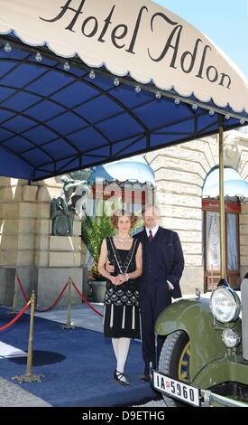 Sterben, Schauspieler Heino Ferch (als Hotelerbe Louis Adlon) Und Marie Bäumer (als Seine Ehefrau Hedda) Stehen bin Mittwoch (01.08.2012) in Den Bavaria Studios in München (Oberbayern) Bei Dreharbeiten Zu Dem ZDF-Dreiteiler "Das Adlon: Ein Hotel. Zwei Familien. Drei unermüdliches. "Vor der Nachgebauten Adlon-Fassade. Der Historienfilm, der Voraussichtlich Im Frühjahr 2012 Gesendet Werden Soll, wurde Die Schicksalshafte Verbindung Zweier Familien Über Vier Generationen. Foto: Ursula Düren Dpa/lby Stockfoto