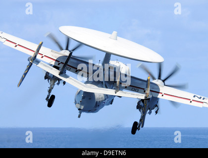 South China Sea, 13. August 2011 - ein E - 2 C Hawkeye startet aus dem Flugzeugträger USS George Washington. Stockfoto