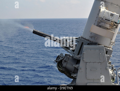 Ein schließen-in Waffen System an Bord der amphibischen Transportschiff der Dock USS Denver. Stockfoto