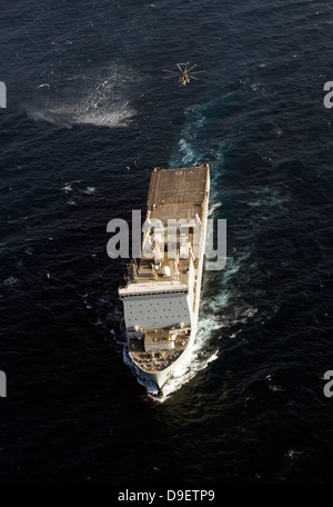 Ein SH-60 Sea Hawk nähert sich der Royal Navy landing Ship Dock RFA Lyme Bay. Stockfoto