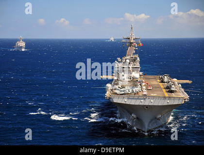 USS Boxer führt einen Konvoi von Schiffen im Indischen Ozean. Stockfoto