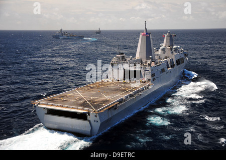 Rückansicht der USS Green Bay mit einem Konvoi von Schiffen in den Indischen Ozean. Stockfoto