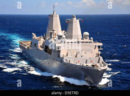 18. August 2011 - Transite der amphibischen Transportschiff der Dock USS Green Bay (LPD 20) im Indischen Ozean. Stockfoto