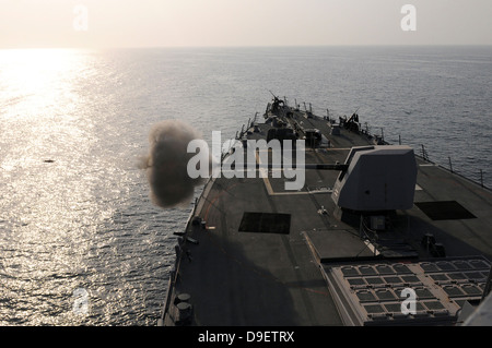 Eine Mk-45 leichte Pistole feuert an Bord Lenkwaffenzerstörer USS Seezielflugkörper. Stockfoto