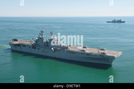 USS Wasp und USS San Antonio Transit in Bildung im Atlantischen Ozean. Stockfoto