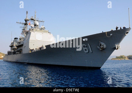 USS Monterey kommt bei der routinemäßigen Port finden Sie in der Bucht von Souda, Griechenland. Stockfoto