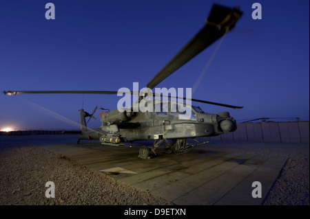 Ein US-Armee AH - 64D Apache Hubschrauber bei Shindand Air Base, Afghanistan. Stockfoto