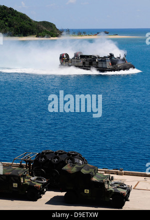 Ein Luftkissen Landungsboot nähert sich das Brunnen Deck der USS Denver. Stockfoto