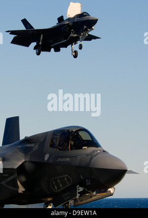 F-35 b Lighnting II Varianten landen auf dem Flugdeck der USS Wasp. Stockfoto