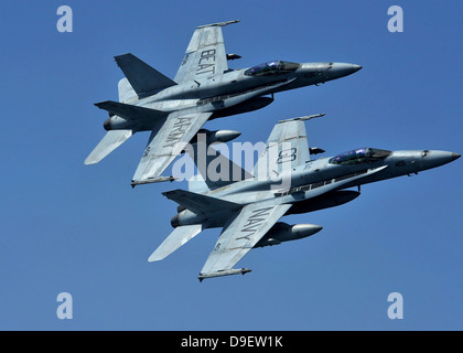Zwei F/A-18 C Hornets im Flug. Stockfoto