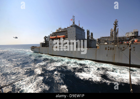 Trockene Ladung/Munition Schiff USNS Richard E. Byrd während ein Nachschub auf dem Meer. Stockfoto