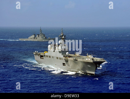 JDS Hyuga segelt in Formation mit Schiffen der US Navy und Japan Maritime Self Defense Force. Stockfoto