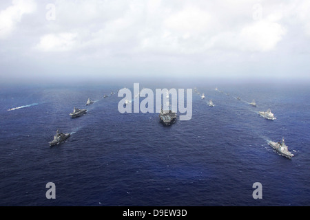 Eine Flotte der US Navy und Japan Maritime Self-Defense Force Schiffe Transit des Pazifischen Ozeans. Stockfoto