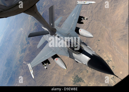 Eine f-16 Fighting Falcon erhält Kraftstoff von einer KC-135 Stratotanker. Stockfoto