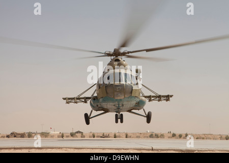 Eine afghanische Luftwaffe, die russischen Mil MI-17 Hubschrauber zieht aus Camp Shorabak, Afghanistan. Stockfoto