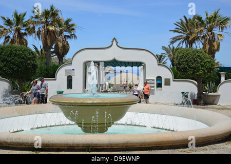 Brunnen am Eingang zu den Thermen von Kallithea, Kallithea, Rhodos (Rodos), die Dodekanes, Süd Ägäis, Griechenland Stockfoto