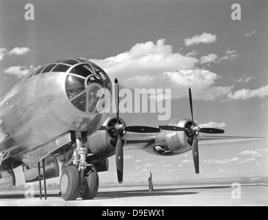 1940er Jahren - ein US Army Air Forces b-29 Superfortress Bomber Flugzeug sitzt auf einem Flugplatz zwischen den Missionen. Stockfoto