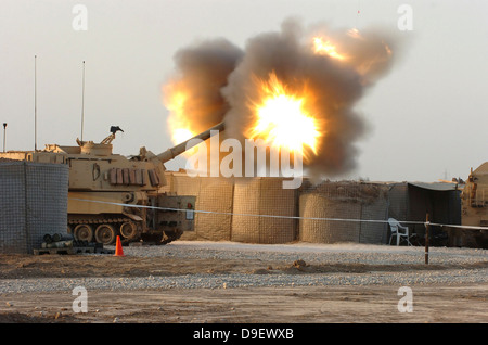 Soldaten feuern die Haubitzen auf ihre M109A6 Paladine. Stockfoto