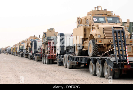 Ein Konvoi von Mine Resistant Ambush Protected Fahrzeugen zur Abfahrt bereit Stockfoto