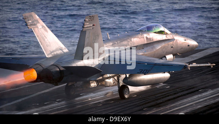 Arabisches Meer, 25. April 2011 - eine F/A - 18 C Hornet startet von der Nimitz-Klasse-Flugzeugträger USS Carl Vinson. Stockfoto