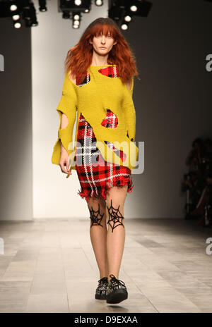 Modell London Fashionweek h/w 2011 - Ashish - Catwalk London, England - 22.02.11 Stockfoto