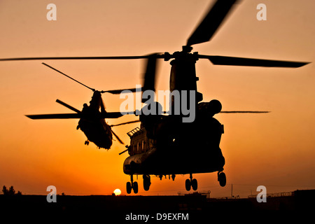 Zwei Königliche Luftwaffe CH-47 Chinook abheben vom Hauptsitz in Afghanistan Stockfoto