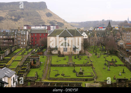 Ansicht von Canongate Kirk vom Calton Hill mit Arthurs Seat im Hintergrund. Kirk ist der gemeldeten Ort für die königliche Hochzeit von Zara Phillips und Mike Tindall am 30. Juli 2011. Der Anlass ist wahrscheinlich die ersten öffentlichen Outing von Prinz William und Kate Middleton nach ihrer Hochzeit im April sein. Die Kirche in der Altstadt von Edinburgh. wird regelmäßig von Queen Elizabeth besucht. Stockfoto