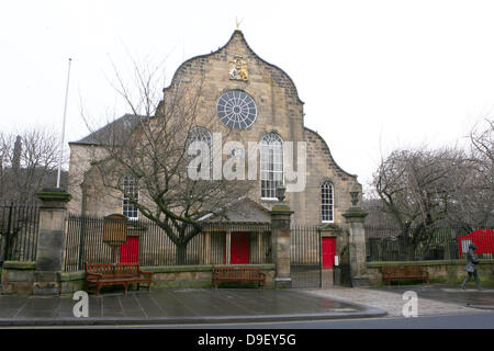 Ansicht von Canongate Kirk, der gemeldeten Veranstaltungsort für die königliche Hochzeit von Zara Phillips und Mike Tindall am 30. Juli 2011. Der Anlass ist wahrscheinlich die ersten öffentlichen Outing von Prinz William und Kate Middleton nach ihrer Hochzeit im April sein. Die Kirche in der Altstadt von Edinburgh. wird regelmäßig von Königin Elizabeth II. bei Wohnsitz im Palace of Holyroodhouse Edinburgh Scotlan besucht. Stockfoto