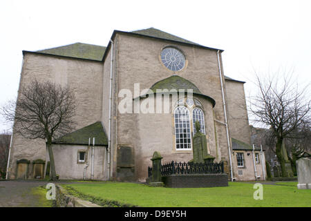 Ansicht von Canongate Kirk, der gemeldeten Veranstaltungsort für die königliche Hochzeit von Zara Phillips und Mike Tindall am 30. Juli 2011. Der Anlass ist wahrscheinlich die ersten öffentlichen Outing von Prinz William und Kate Middleton nach ihrer Hochzeit im April sein. Die Kirche in der Altstadt von Edinburgh. wird regelmäßig von Königin Elizabeth II. bei Wohnsitz im Palace of Holyroodhouse Edinburgh Scotlan besucht. Stockfoto