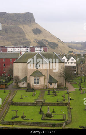 Ansicht von Canongate Kirk vom Calton Hill mit Arthurs Seat im Hintergrund. Kirk ist der gemeldeten Ort für die königliche Hochzeit von Zara Phillips und Mike Tindall am 30. Juli 2011. Der Anlass ist wahrscheinlich die ersten öffentlichen Outing von Prinz William und Kate Middleton nach ihrer Hochzeit im April sein. Die Kirche in der Altstadt von Edinburgh. wird regelmäßig von Queen Elizabeth besucht. Stockfoto