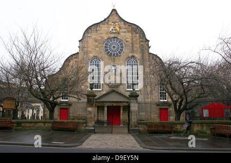 Ansicht von Canongate Kirk, der gemeldeten Veranstaltungsort für die königliche Hochzeit von Zara Phillips und Mike Tindall am 30. Juli 2011. Der Anlass ist wahrscheinlich die ersten öffentlichen Outing von Prinz William und Kate Middleton nach ihrer Hochzeit im April sein. Die Kirche in der Altstadt von Edinburgh. wird regelmäßig von Königin Elizabeth II. bei Wohnsitz im Palace of Holyroodhouse Edinburgh Scotlan besucht. Stockfoto