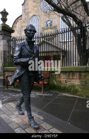 Die Statue des schottischen Dichters Robert Fergusson außerhalb Canongate Kirk, der gemeldeten Veranstaltungsort für die königliche Hochzeit von Zara Phillips und Mike Tindall am 30. Juli 2011. Edinburgh, Schottland - 22.02.11 Stockfoto