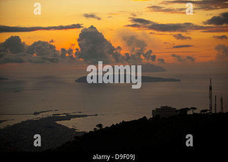 Eine Ansicht von Trapani und der Insel Favignana, genommen von der mittelalterlichen Stadt Erice in der Provinz von Trapani, Sizilien. Stockfoto