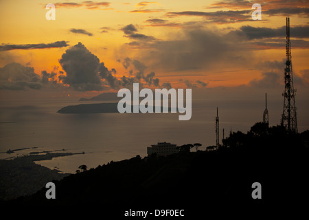 Eine Ansicht von Trapani und der Insel Favignana, genommen von der mittelalterlichen Stadt Erice in der Provinz von Trapani, Sizilien. Stockfoto