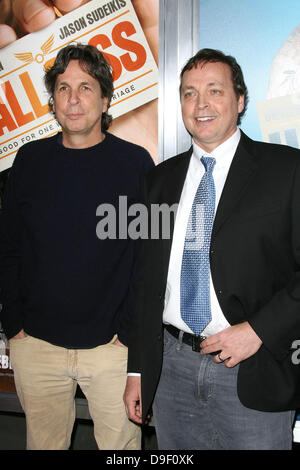 Peter Farrelly und Bruder Bobby Farrelly Los Angeles Premiere von Warner Bros Pictures "Hall Pass" statt auf der Cinerama Theater Los Angeles, Kalifornien - 23.02.11 Stockfoto