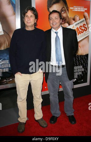 Peter Farrelly und Bruder Bobby Farrelly Los Angeles Premiere von Warner Bros Pictures "Hall Pass" statt auf der Cinerama Theater Los Angeles, Kalifornien - 23.02.11 Stockfoto