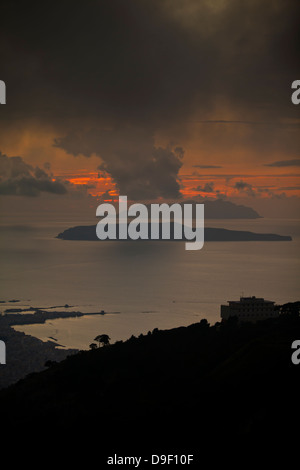 Eine Ansicht von Trapani und der Insel Favignana, genommen von der mittelalterlichen Stadt Erice in der Provinz von Trapani, Sizilien. Stockfoto